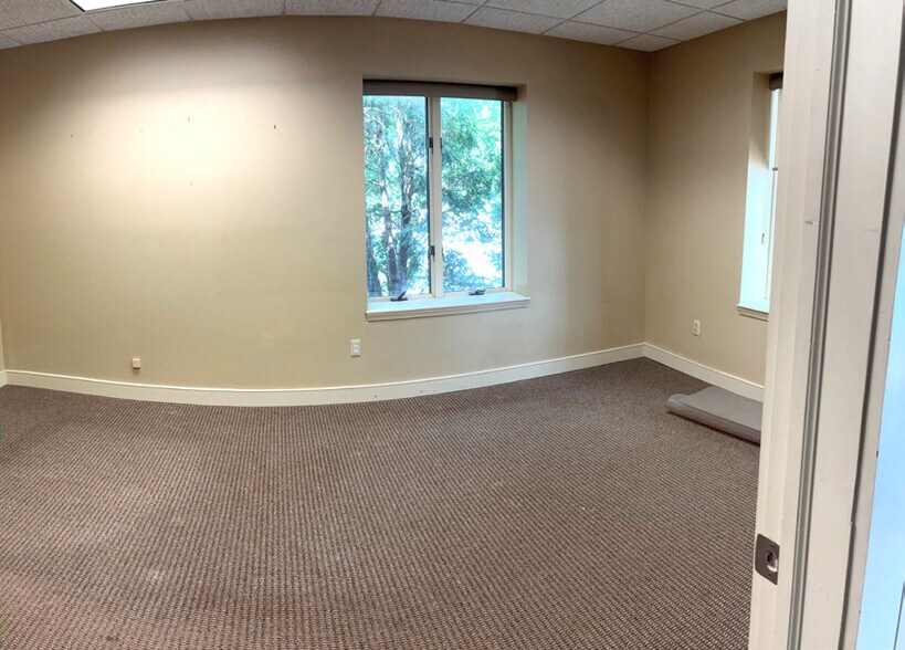 More Photos Of 1249 Lehigh Station Rd, Henrietta Warehouse For Lease