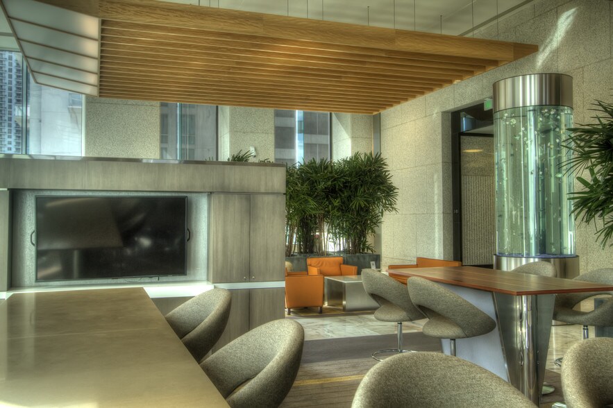 More Photos Of 200 S Biscayne Blvd, Miami Office For Lease