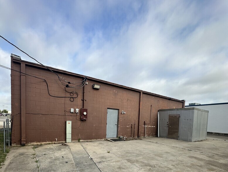 More Photos Of 2824 Brown Trl, Bedford Freestanding For Sale