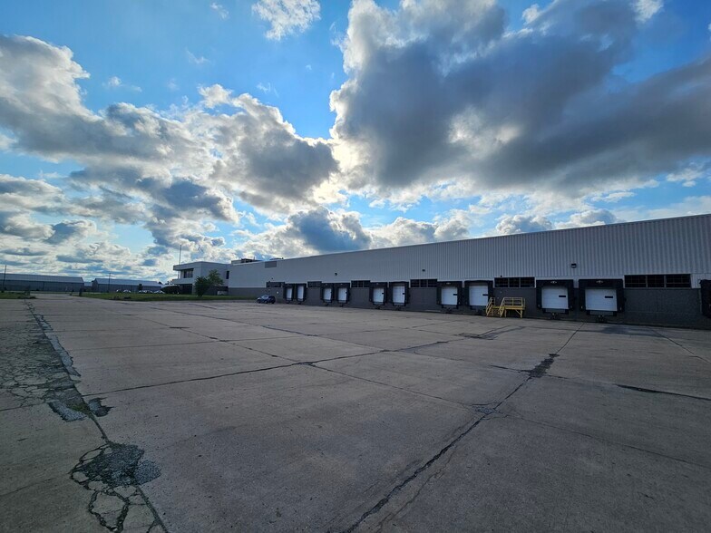 More Photos Of 7800 Tyler Blvd, Mentor Warehouse For Lease