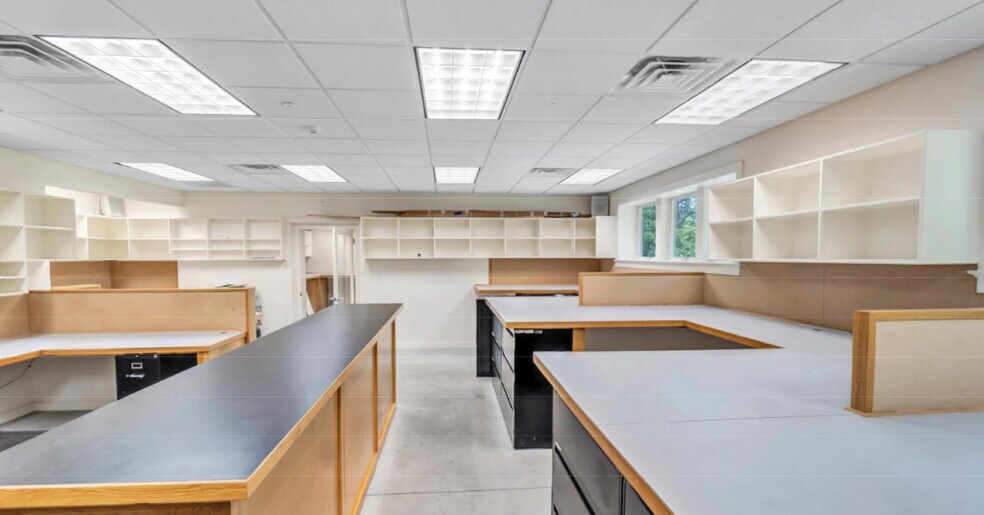 More Photos Of 921 County Road 39, Southampton Office For Sale