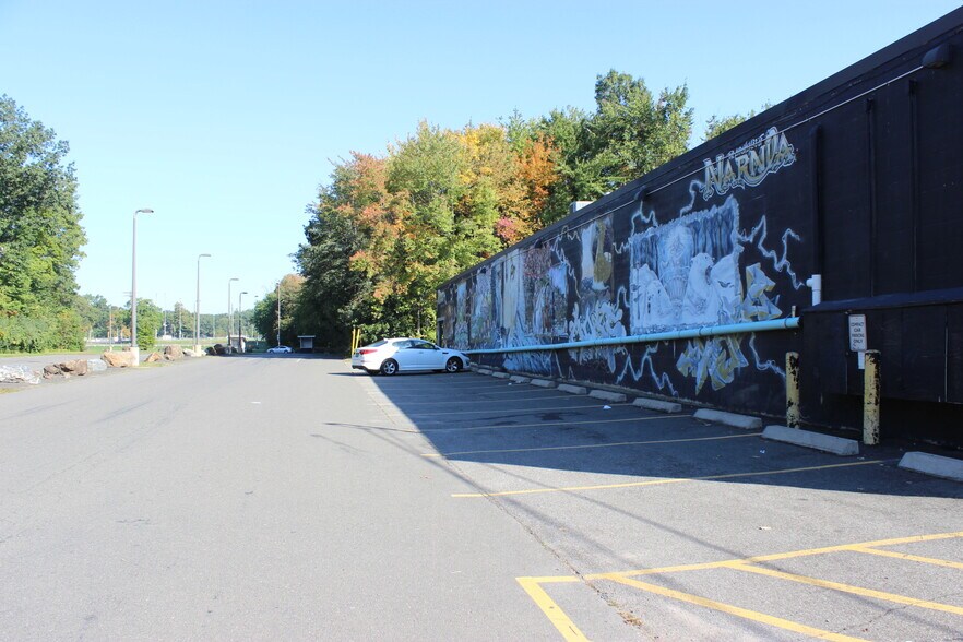 More Photos Of 969-979 Meriden Waterbury Tpke, Plantsville Freestanding For Lease