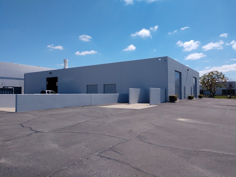 More Photos Of 27 Hughes, Irvine Warehouse For Sale