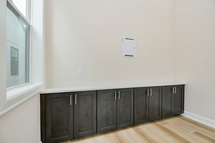 More Photos Of 1325 Main St, Katy Office For Lease