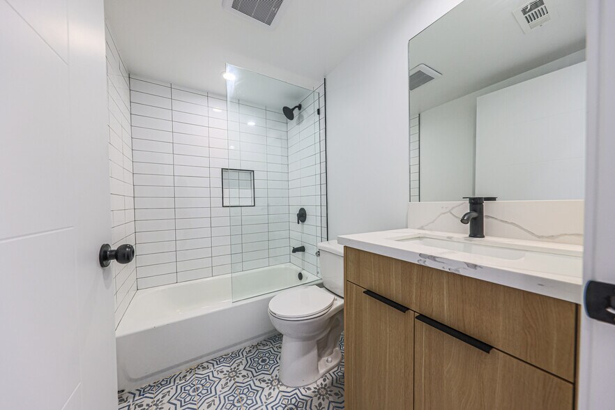 More Photos Of 2010 S Dunsmuir Ave, Los Angeles Multifamily For Sale