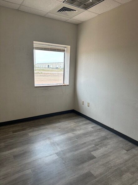 More Photos Of 5066 Owan Industrial Park Dr, Williston Warehouse For Lease