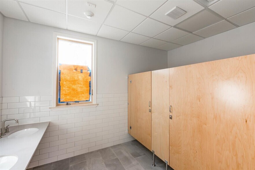 More Photos Of 166 Main St, Port Washington Storefront For Lease