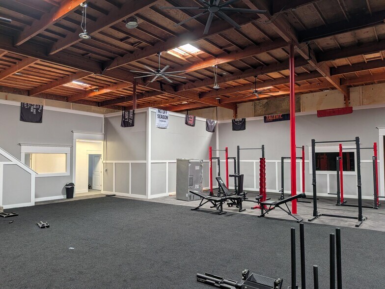 More Photos Of 5 Hangar Way, Watsonville Service For Lease