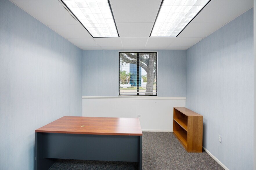 More Photos Of 2501 S Tamiami Trl, Sarasota Office For Lease
