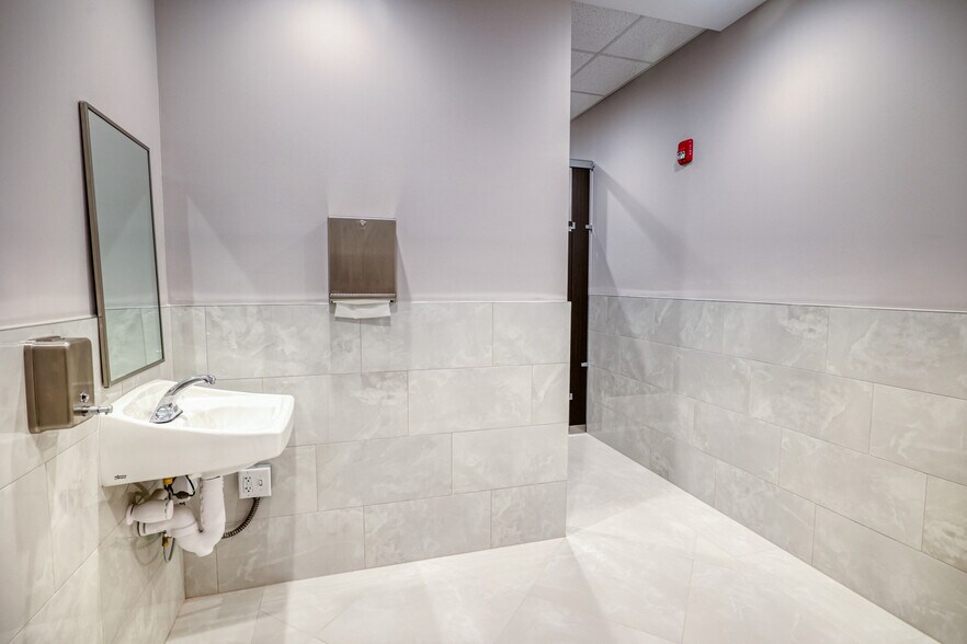 More Photos Of 13564 Village Park Dr, Orlando Office For Lease