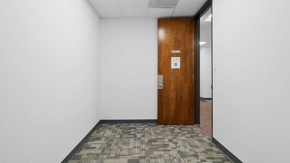 More Photos Of 2503 Lake Rd, Huntsville Office For Lease