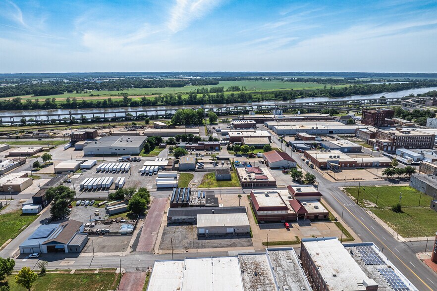 More Photos Of 624 S 7th St, Saint Joseph Industrial For Sale