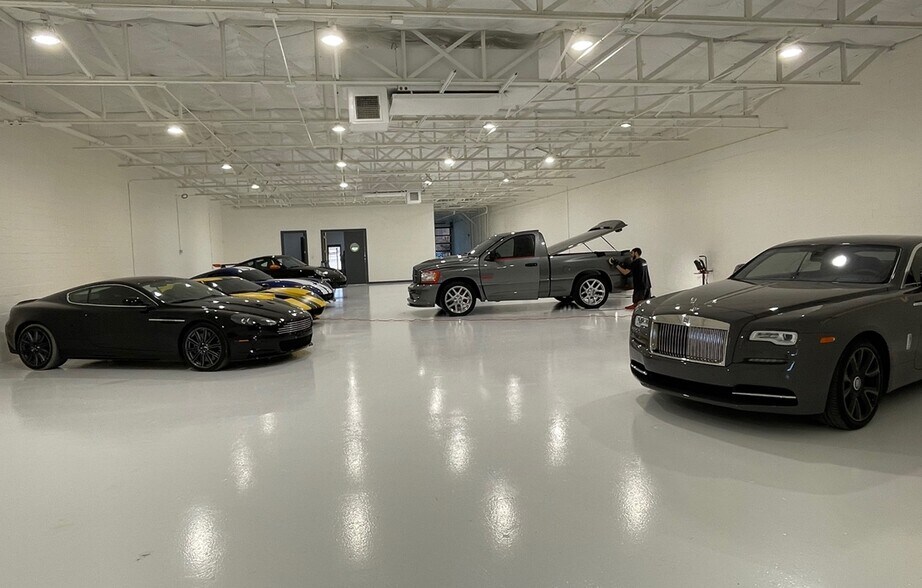 More Photos Of 1035 E Levee St, Dallas Showroom For Sale