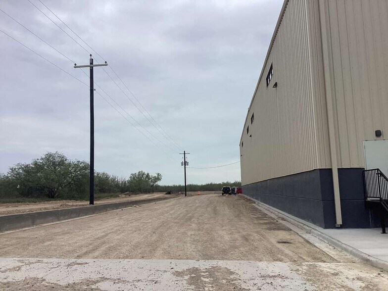 More Photos Of 1018 Dolores Blvd, Laredo Warehouse For Lease