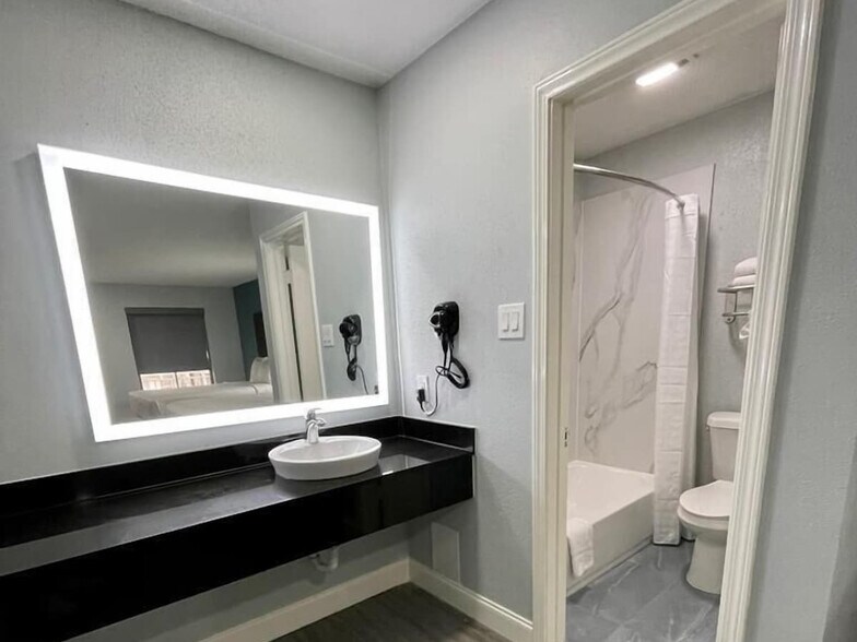 More Photos Of 900 N Main Ave, San Antonio Hotel For Sale