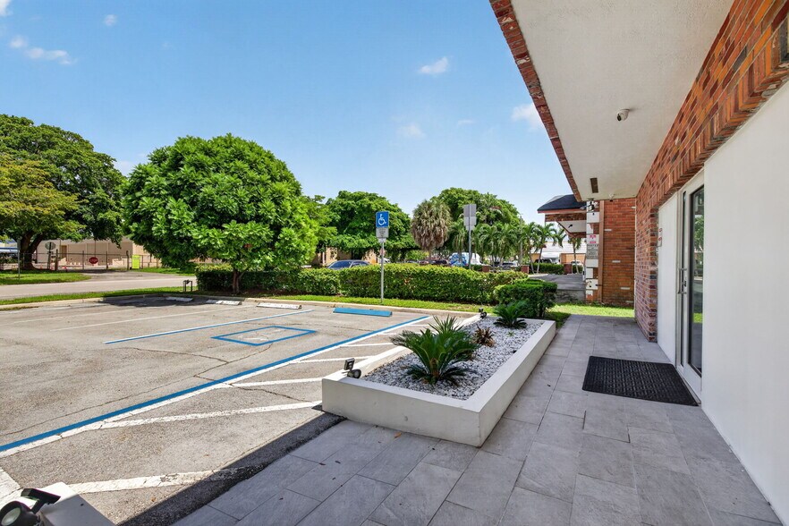 More Photos Of 8080 Pasadena Blvd, Pembroke Pines Office For Lease