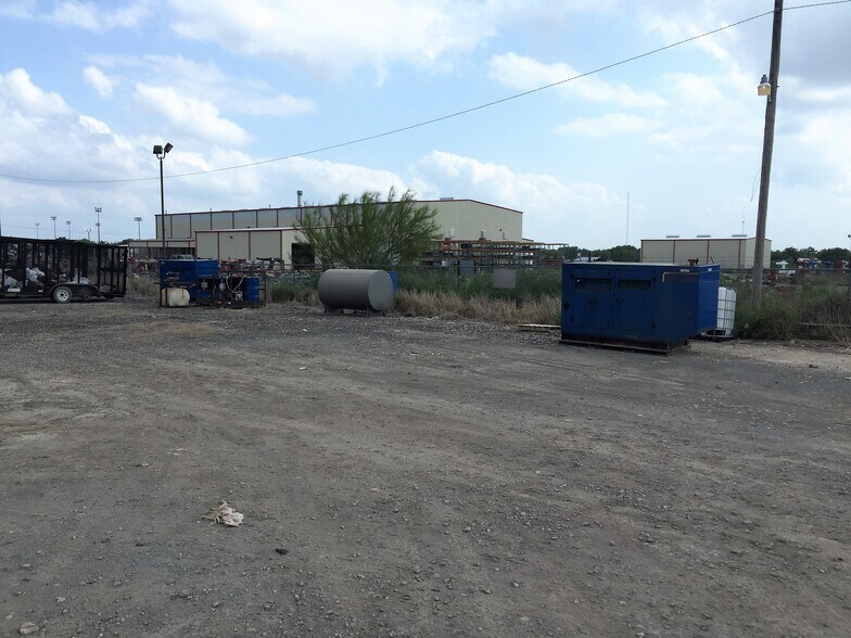 More Photos Of 211 Fm 1581, Pearsall Warehouse For Lease