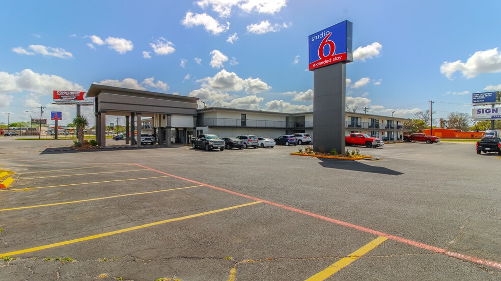 More Photos Of 110 E Highway 6, Alvin Hotel For Sale