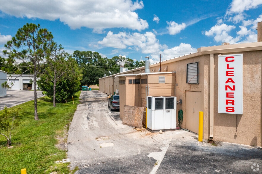 More Photos Of 12951 Metro Pkwy, Fort Myers General Retail For Lease