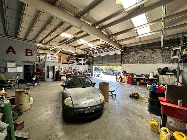 More Photos Of 3455 SE 21st Ave, Portland Service For Sale