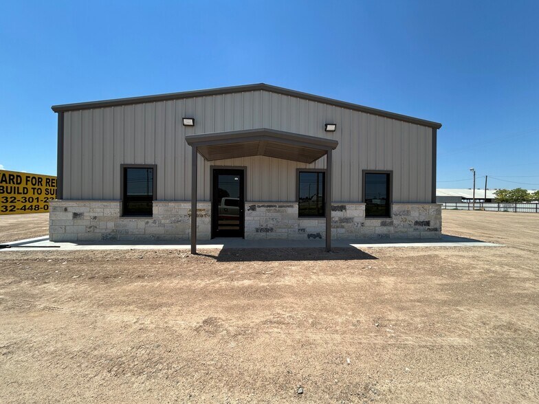 More Photos Of 2212 Saw Gin Road, Pecos Showroom For Lease
