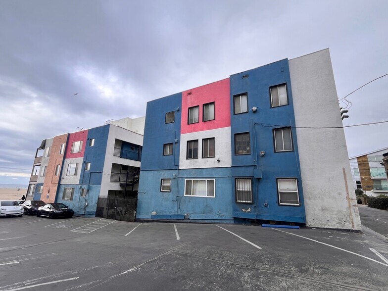 More Photos Of 407 Ocean Front Walk, Venice Apartments For Sale