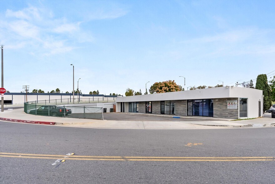 More Photos Of 2329-2335 W Sequoia Ave, Anaheim Storefront Retail Office For Lease