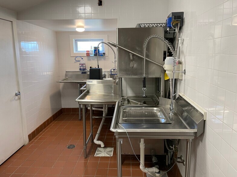 More Photos Of 1765 Meriden-Waterbury Tpke, Plantsville Restaurant For Lease