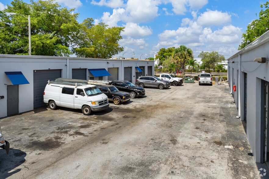 More Photos Of 3161-3181 NE 5th Ave, Oakland Park Warehouse For Lease