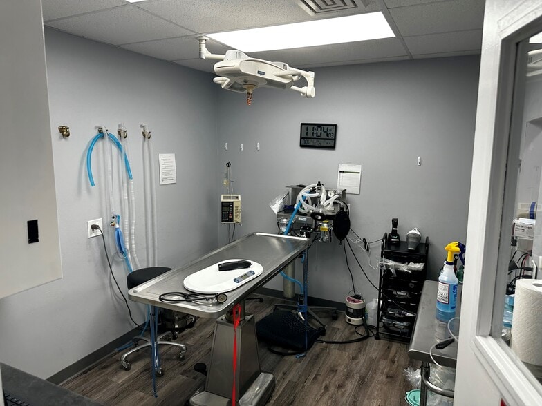 More Photos Of 714 60th St Ct E, Bradenton Veterinarian Kennel For Sale