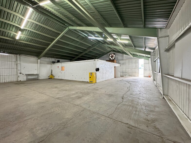 More Photos Of 1449 Mesa View St, Hemet Warehouse For Lease