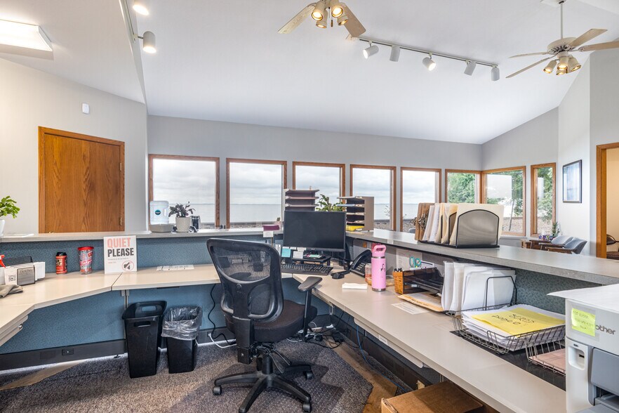More Photos Of 1650 S Main St, Oshkosh Office For Sale