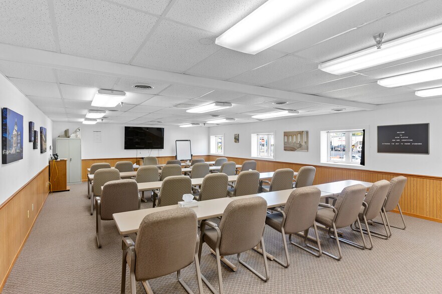 More Photos Of 531 N 8th St, Medford Distribution For Sale