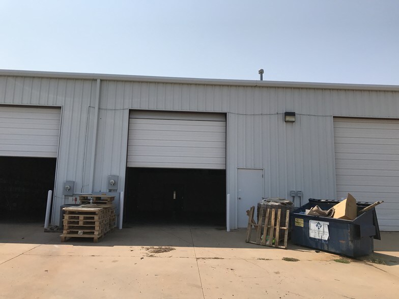 More Photos Of 13744-13756 N Lincoln Blvd, Edmond Light Distribution For Lease