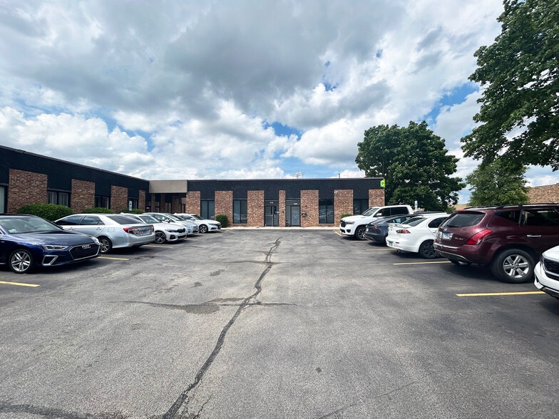 More Photos Of 400-490 Bonnie Ln, Elk Grove Village Warehouse For Lease