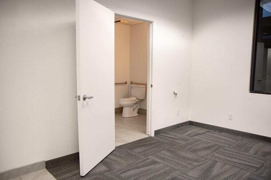 More Photos Of 1015 N Demaree Rd, Visalia Office For Lease