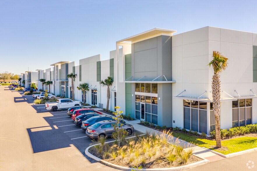 More Photos Of 661 Garden Commerce Pky, Winter Garden Warehouse For Lease