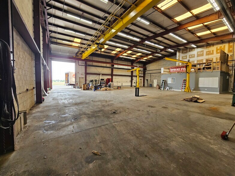 More Photos Of 22530 S Center Rd, Frankfort Warehouse For Lease