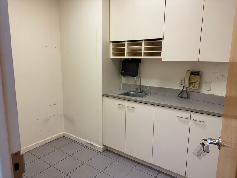 More Photos Of 133-47 Sanford Ave, Flushing Loft Creative Space For Sale