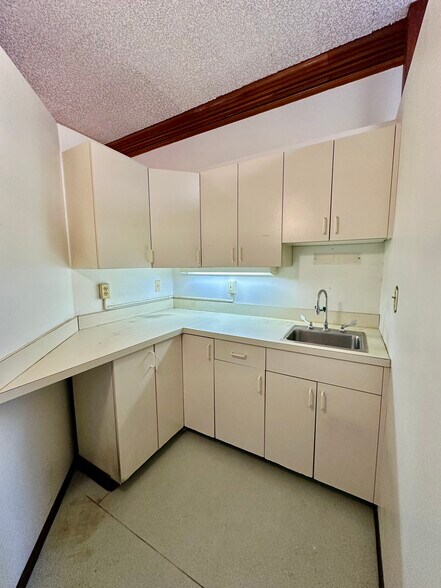 More Photos Of 19 Woodland St, Hartford Medical For Lease