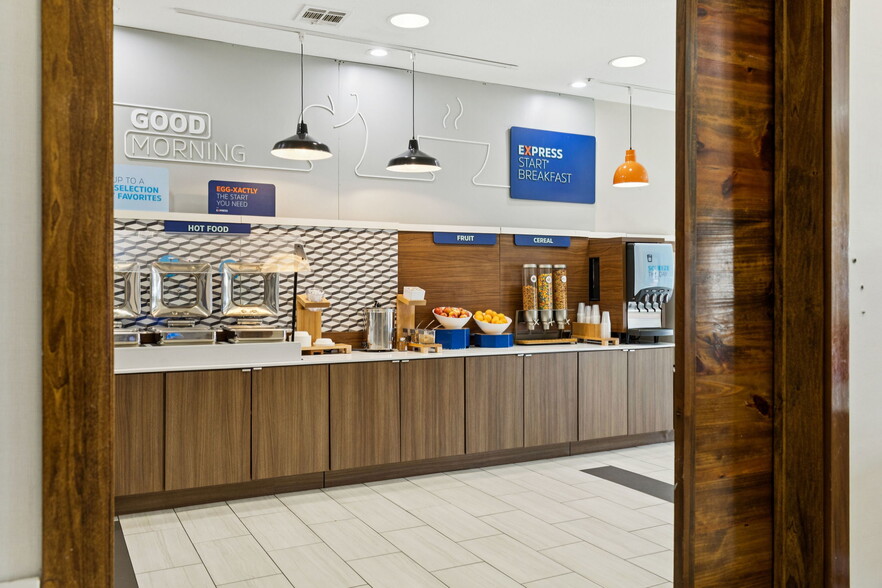 More Photos Of 8703 E R L Thornton Fwy, Dallas Hotel For Sale