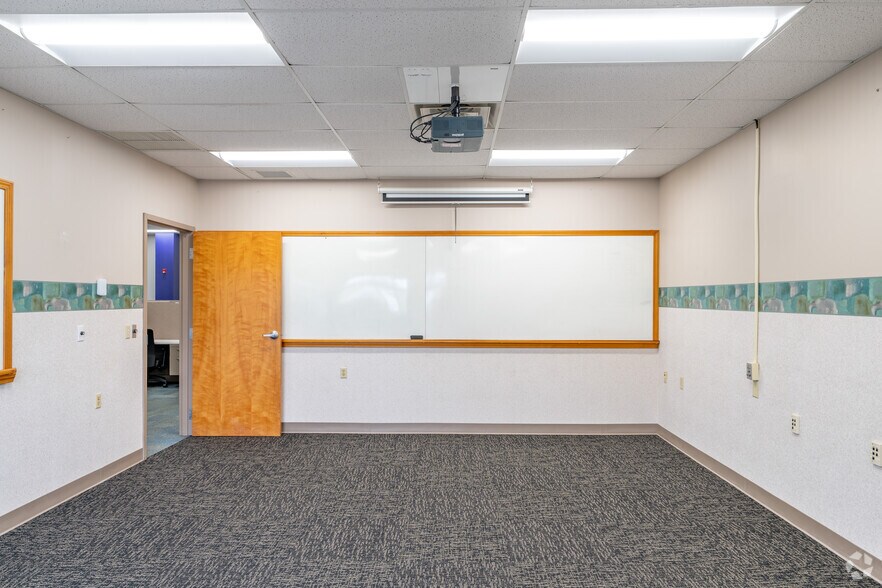 More Photos Of 26 Steele Ave, Arcade Office For Lease