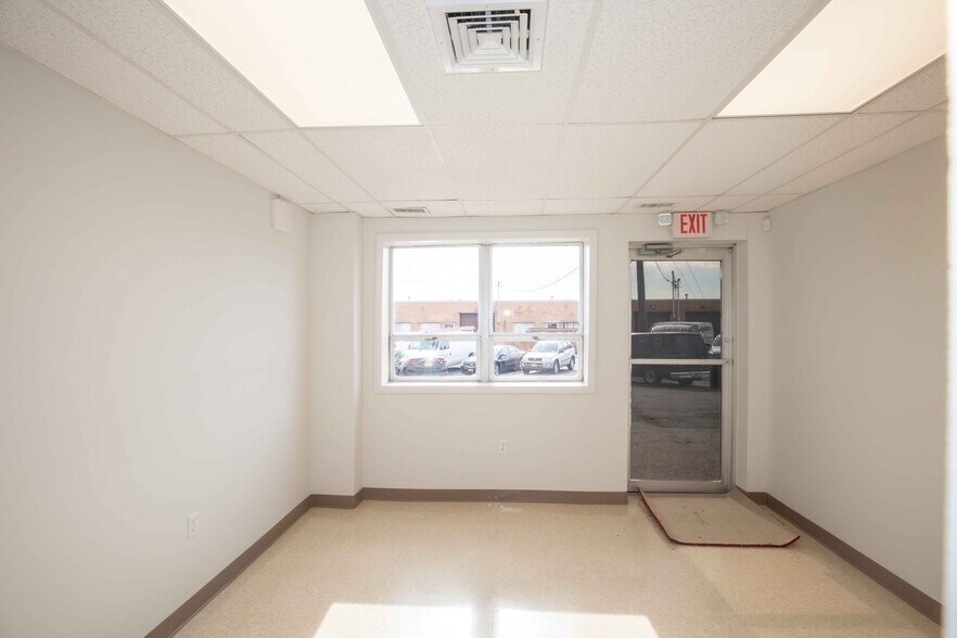 More Photos Of 20 Cain Dr, Plainview Warehouse For Lease