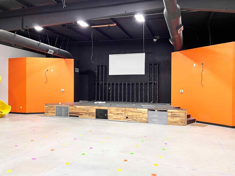 More Photos Of 747 County Road 138, Hutto Flex For Sale