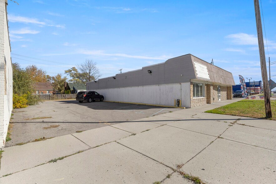 More Photos Of 25420 Grand River ave, Redford Twp Service Station For Lease