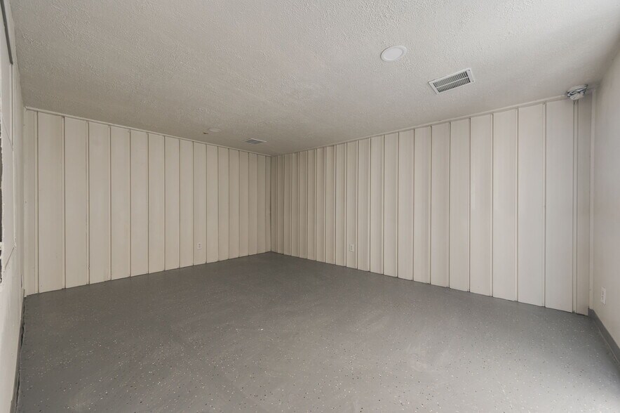 More Photos Of 3600 Valley Park Dr, El Reno Light Distribution For Lease