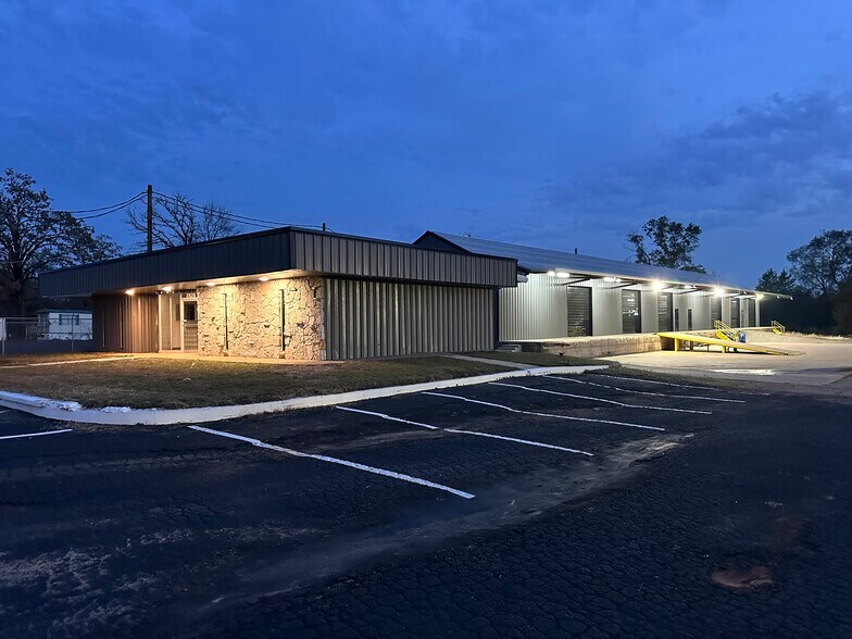 More Photos Of 2820 E Marshall Ave, Longview Light Manufacturing For Lease