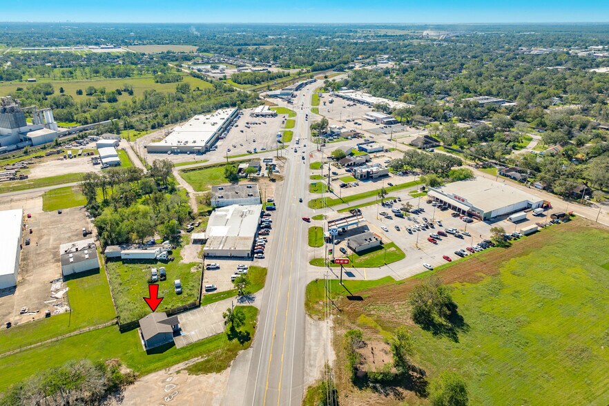 More Photos Of 1228 E Mulberry St, Angleton Bar For Sale