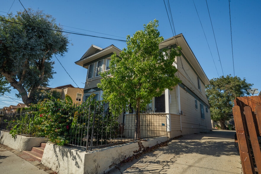 More Photos Of 252 W 11th, San Pedro Apartments For Sale
