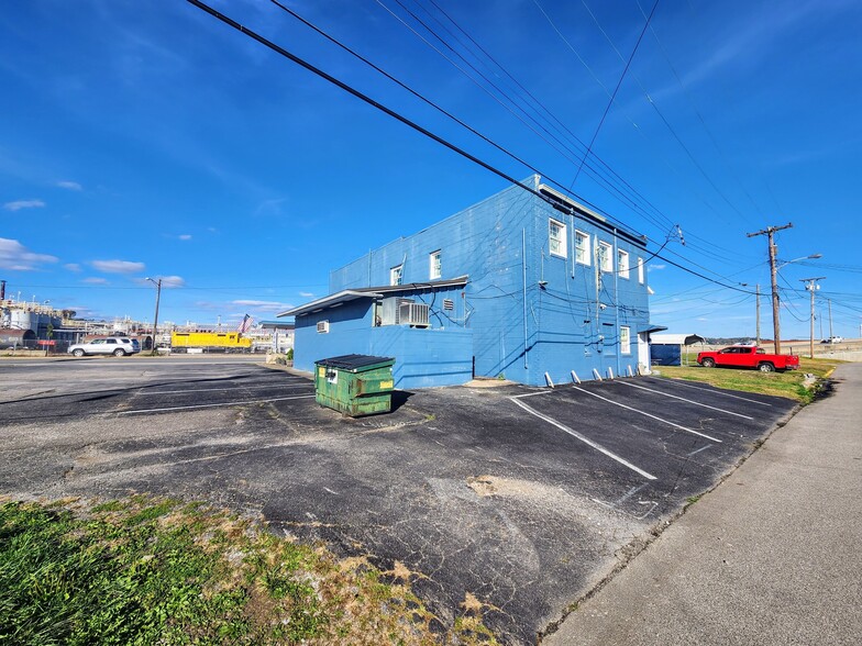 More Photos Of 712 Maccorkle Ave, Charleston Veterinarian Kennel For Sale